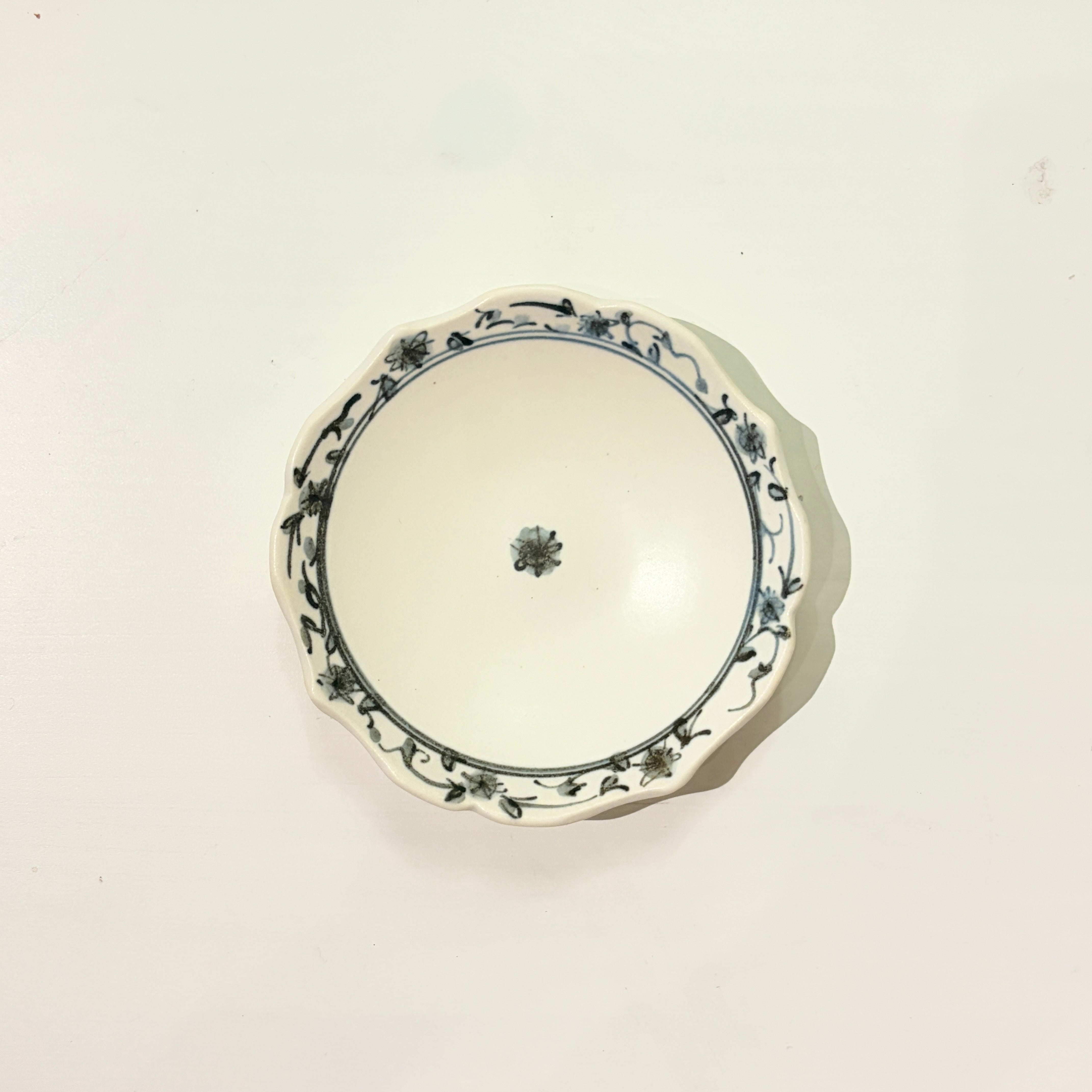 染付輪花小皿 – IRODORI TABLE / pottery & tableware
