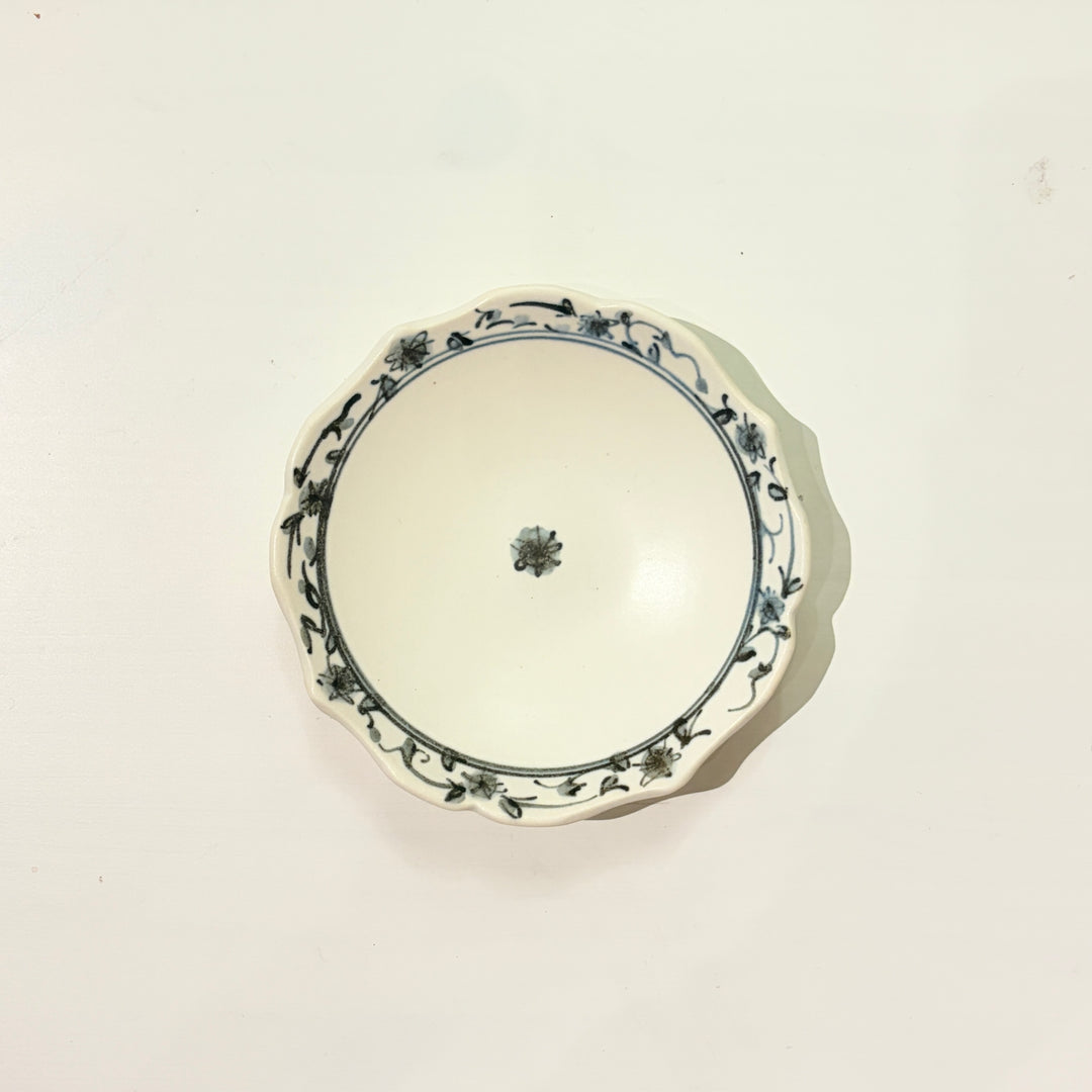 染付輪花小皿