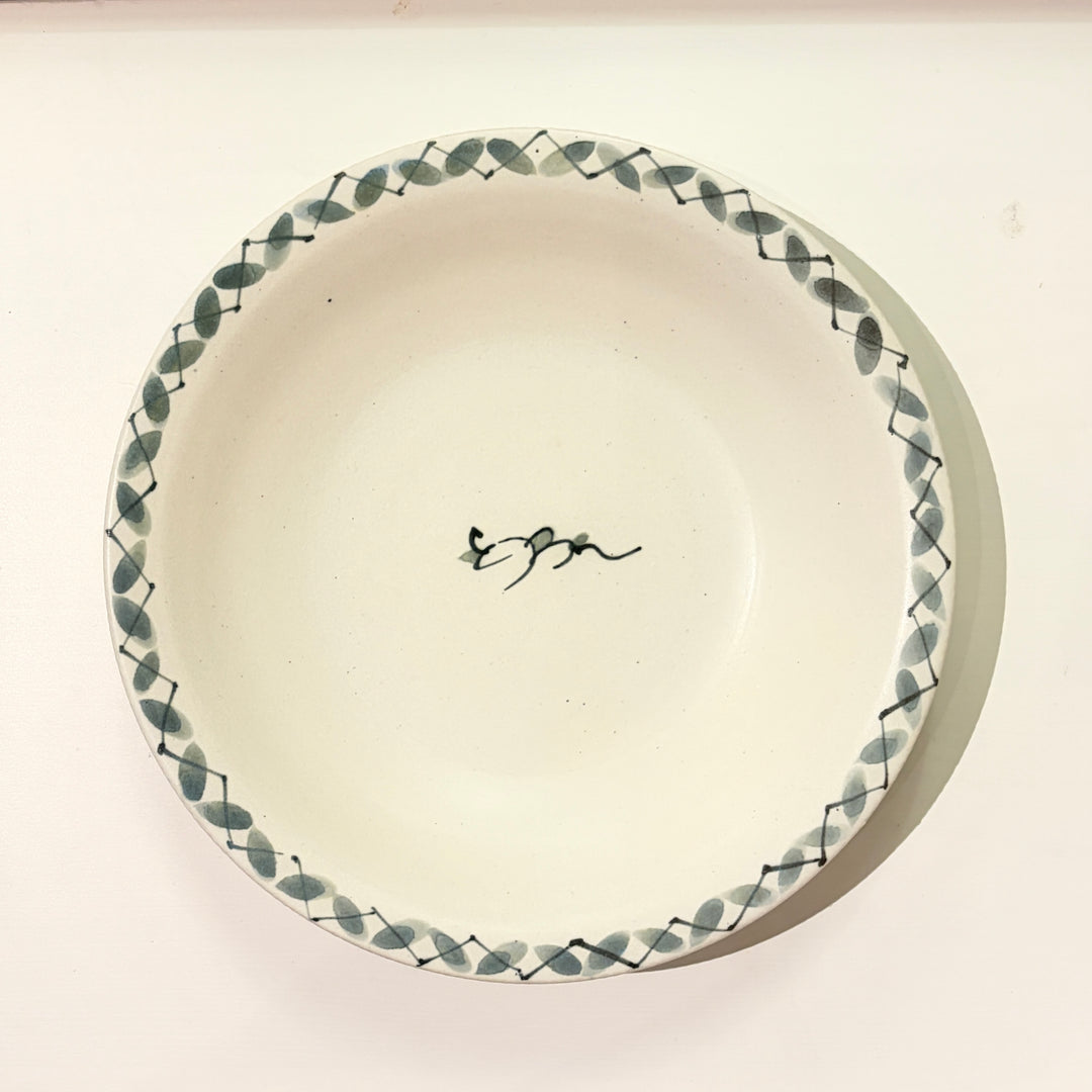 染付草文大皿