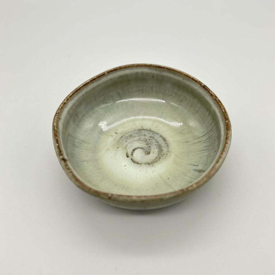 Straw-ash glaze small flat bowl