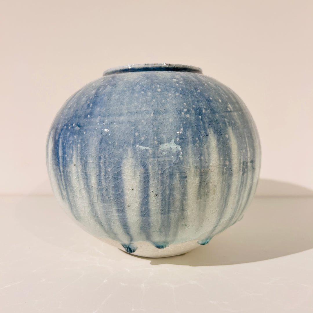 Flowing round vase