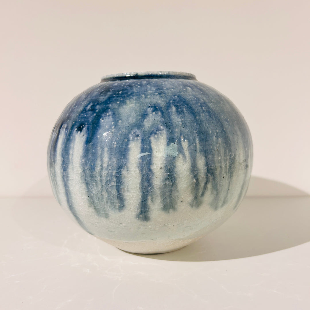 Flowing round vase