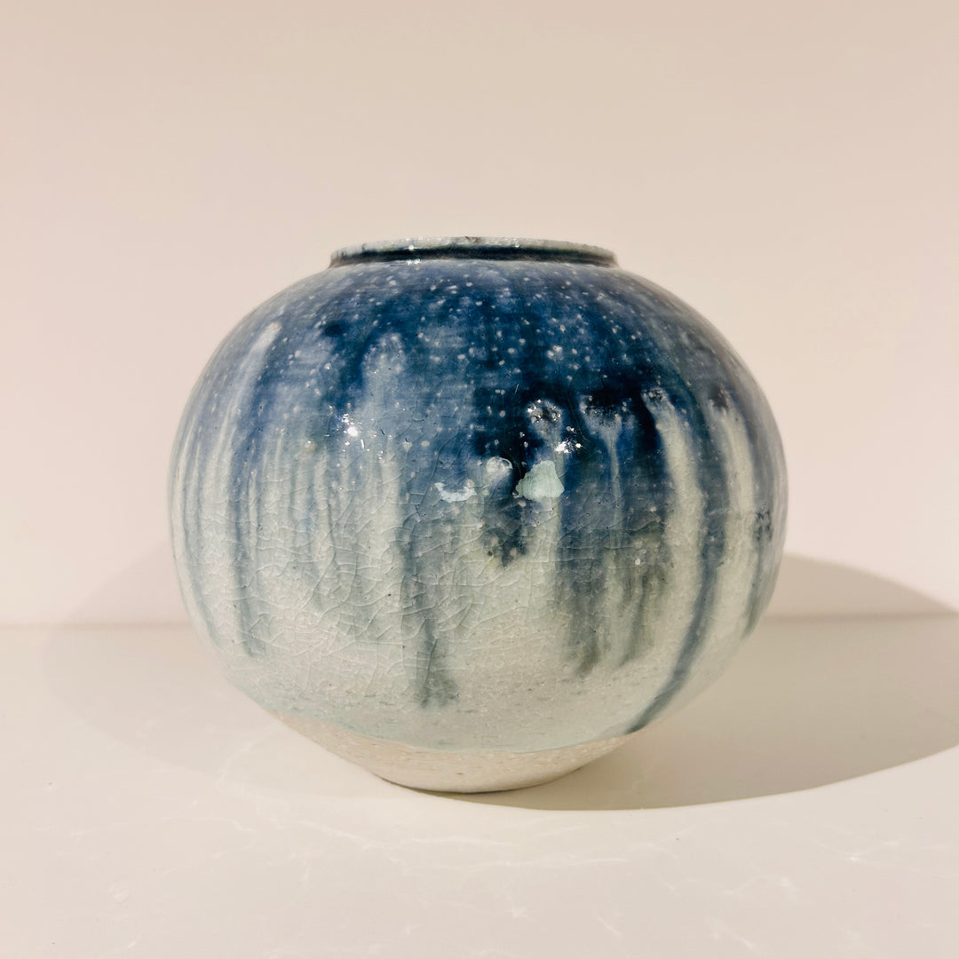 Flowing round vase