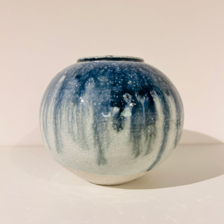 Flowing round vase