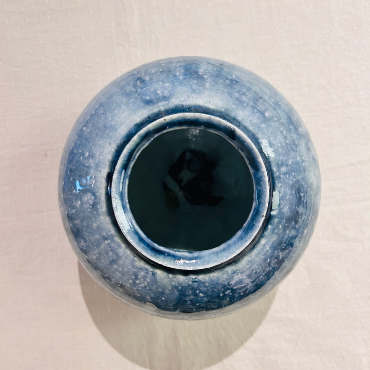 Flowing round vase