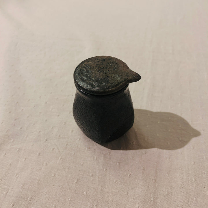 黒青磁醤油差し139