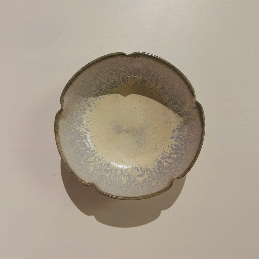 アイボリーがベースの青の線模様の入った梅型の小鉢