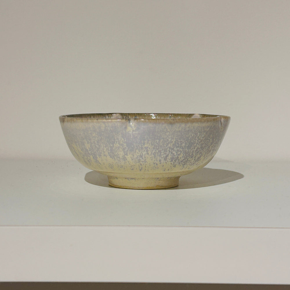 アイボリーがベースの青の線模様の入った梅型の小鉢横からの画像