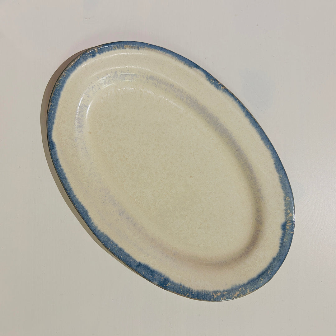 アイボリーベースの青の線が特徴の楕円皿大