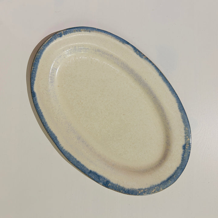 アイボリーベースの青の線が特徴の楕円皿大
