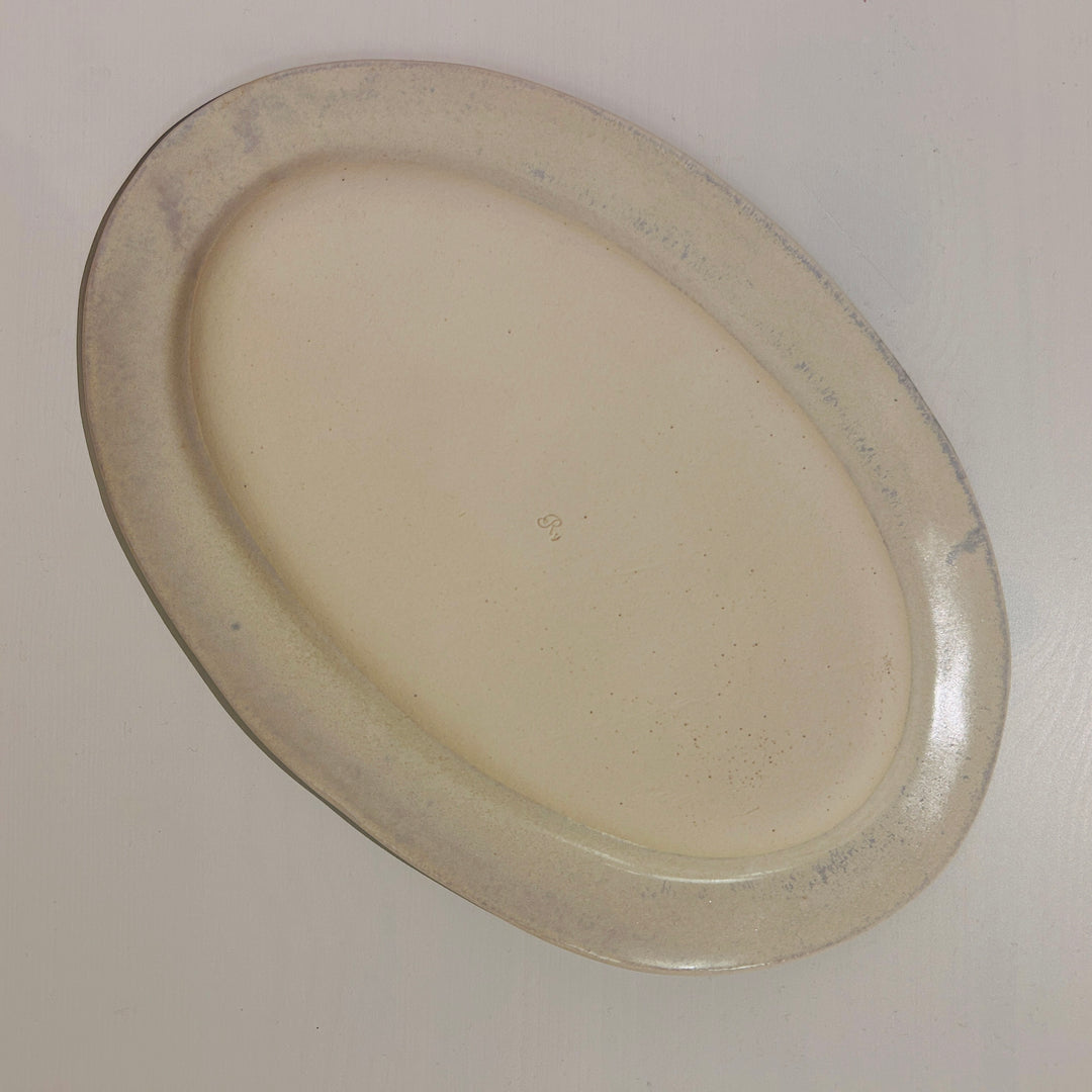 アイボリーベースの青の線が特徴の楕円皿大の裏