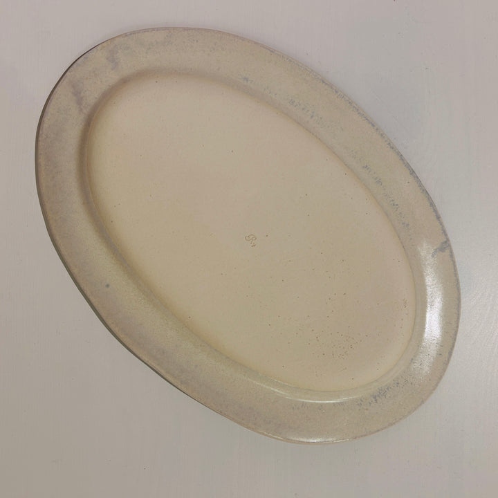 アイボリーベースの青の線が特徴の楕円皿大の裏