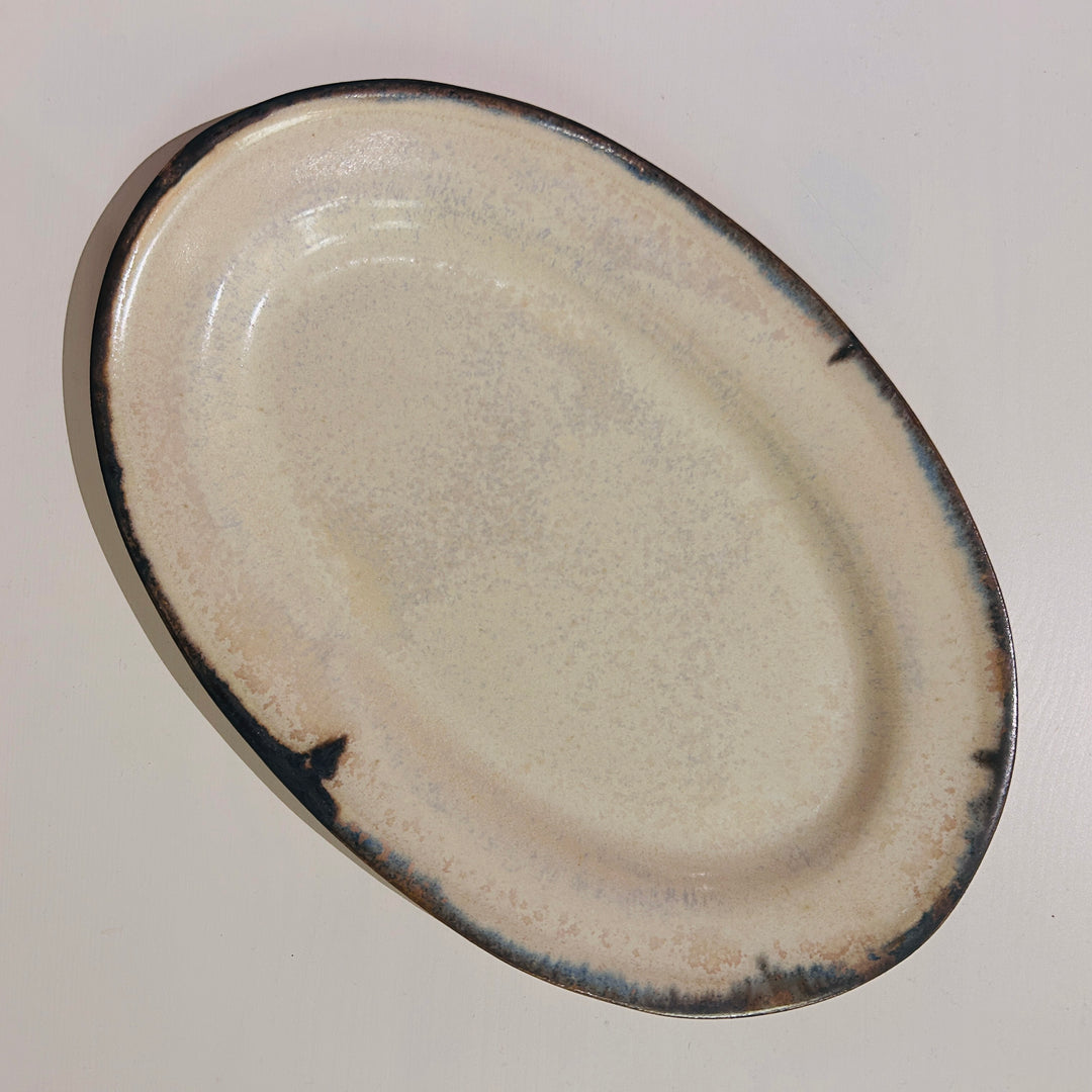 アイボリーベースの青と茶の線が特徴の楕円皿大