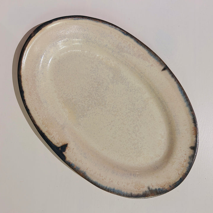 アイボリーベースの青と茶の線が特徴の楕円皿大