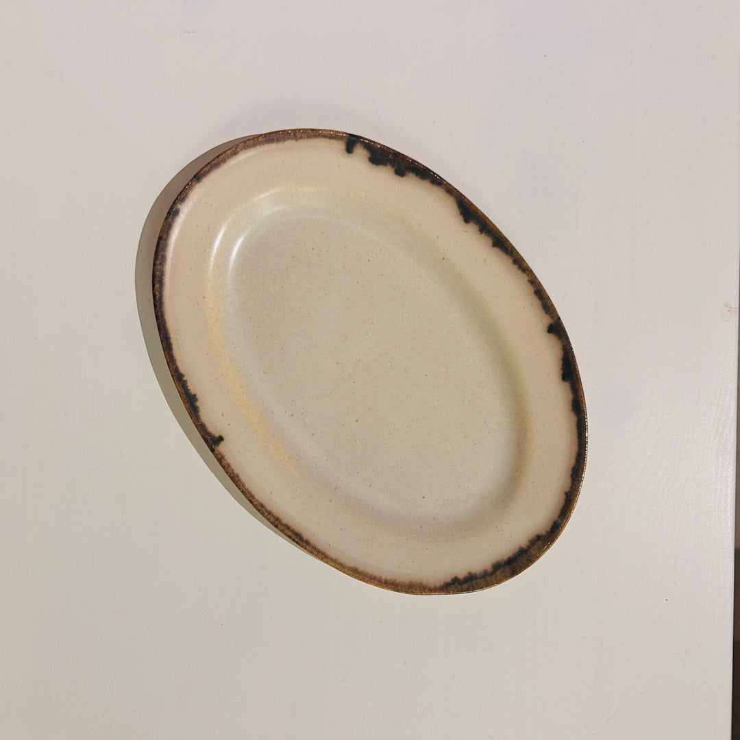 アイボリーベースの茶の線が特徴の楕円皿中