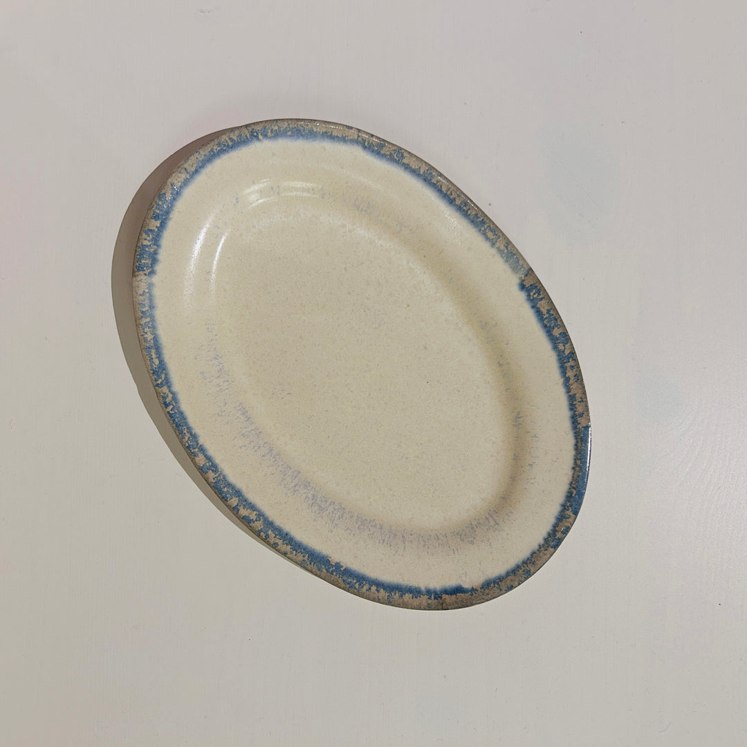 アイボリーベースの青の線が特徴の楕円皿中