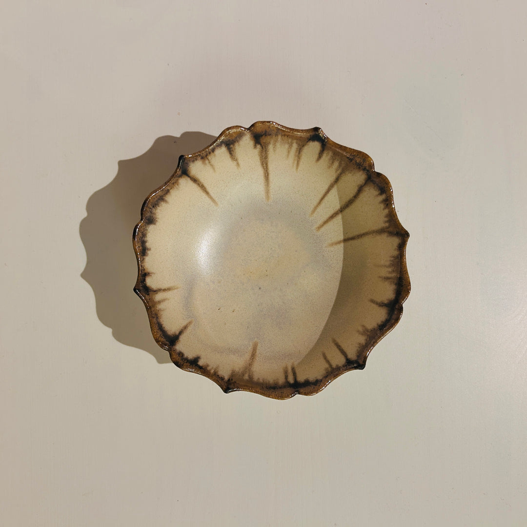 アイボリーベースの茶の線が特徴の稜花鉢