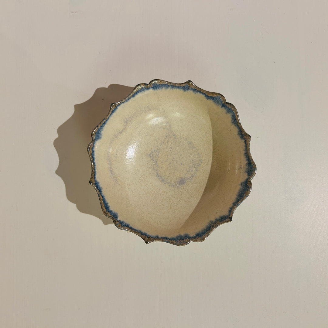 アイボリーベースの青の線が特徴の稜花鉢