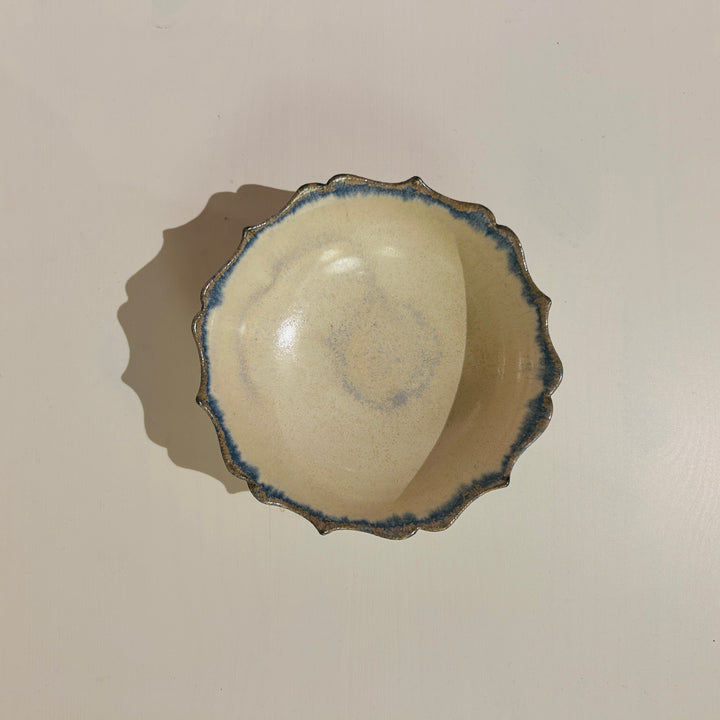 アイボリーベースの青の線が特徴の稜花鉢