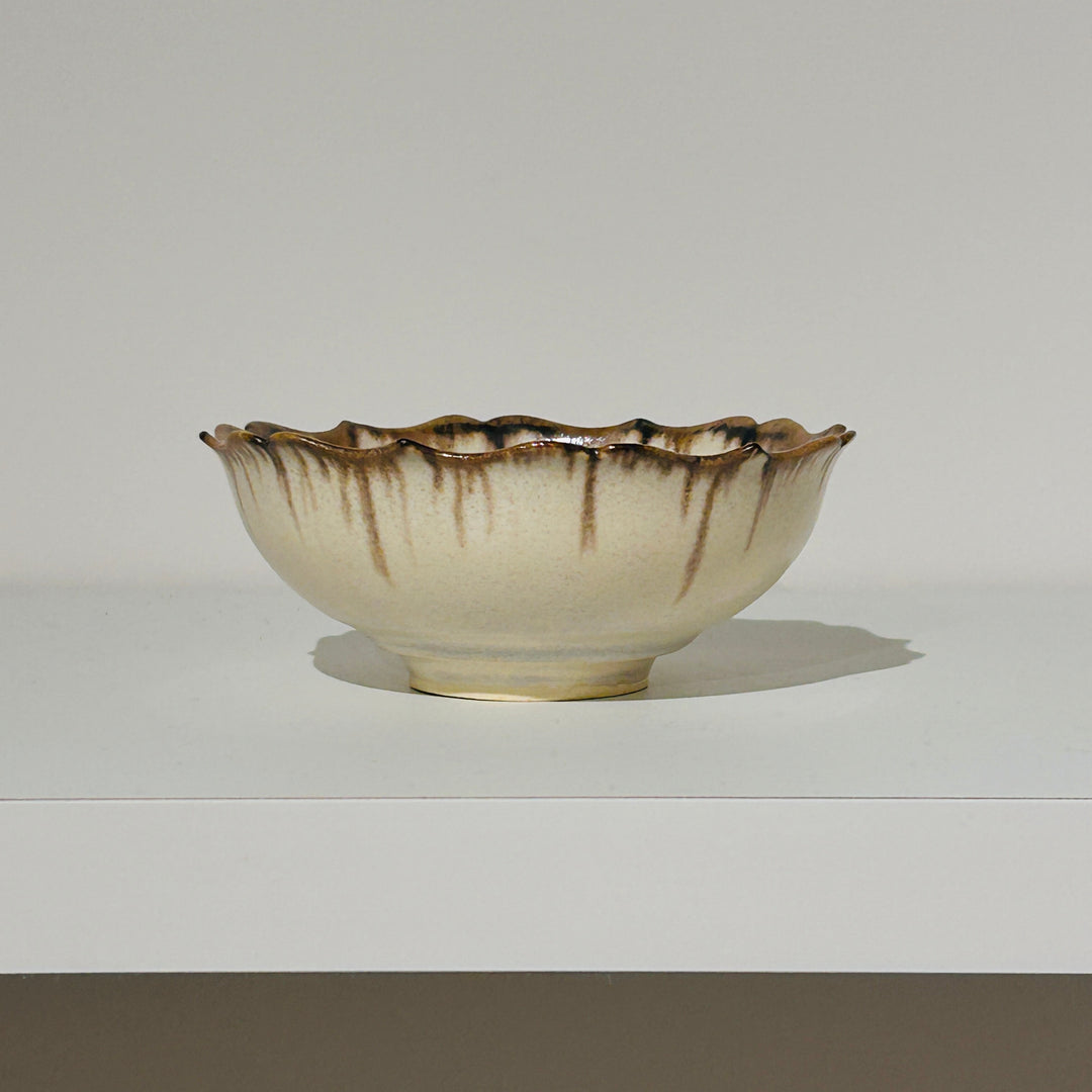 アイボリーベースの茶の線が特徴の稜花鉢