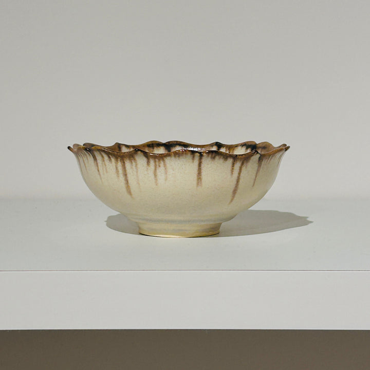 アイボリーベースの茶の線が特徴の稜花鉢