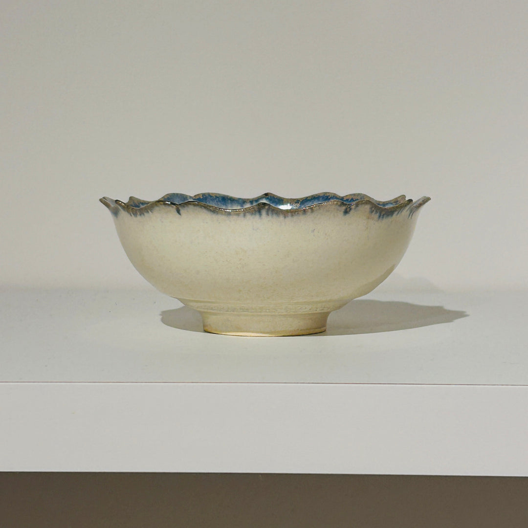 アイボリーベースの青の線が特徴の稜花鉢