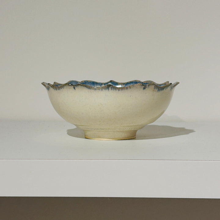 アイボリーベースの青の線が特徴の稜花鉢