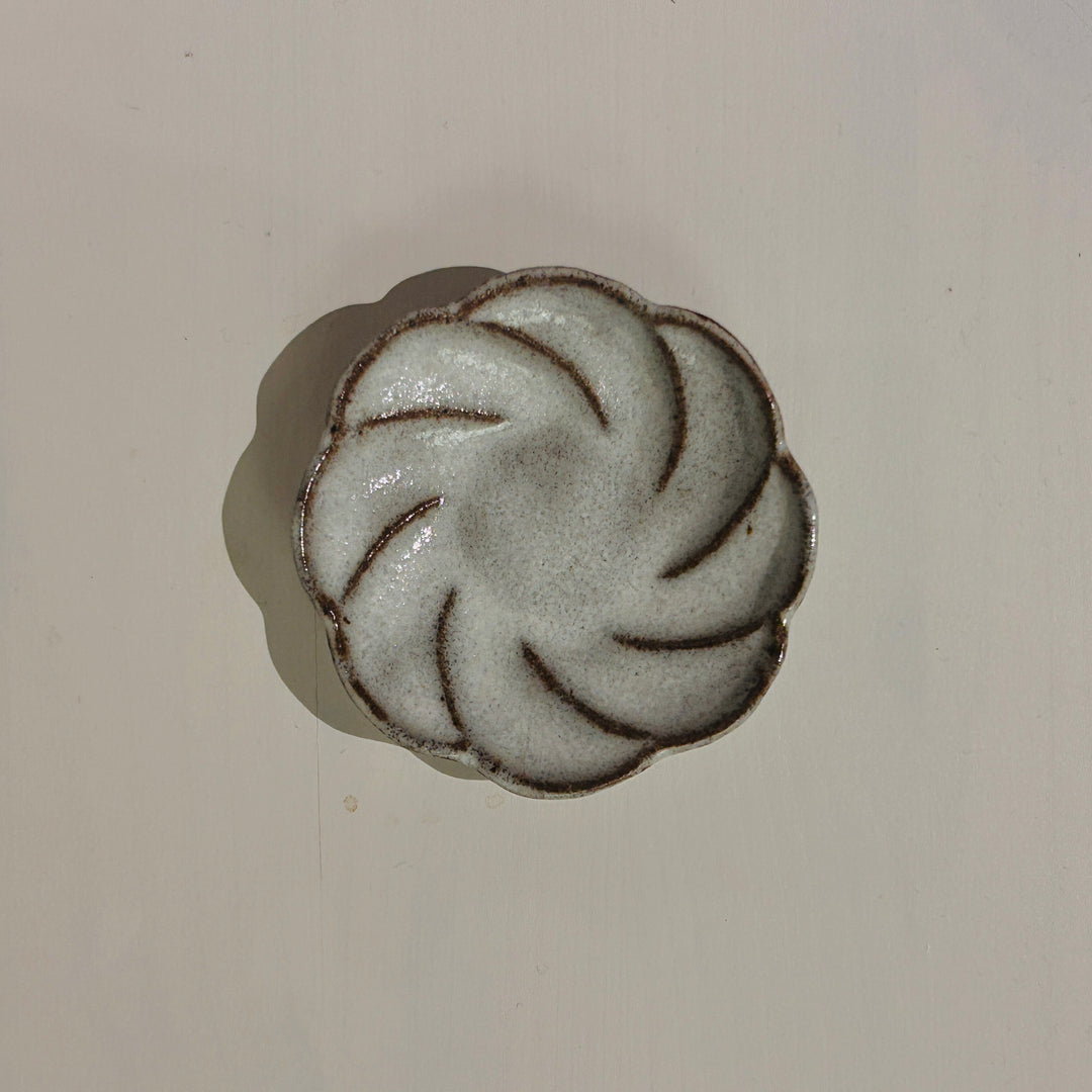 艶あり白色の温かみのあるネジ花豆皿