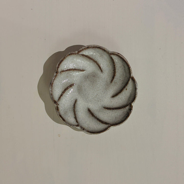 艶あり白色の温かみのあるネジ花豆皿