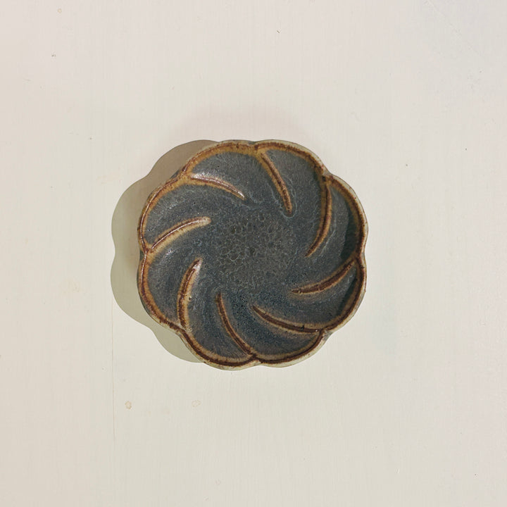 青色の温かみのあるネジ花豆皿