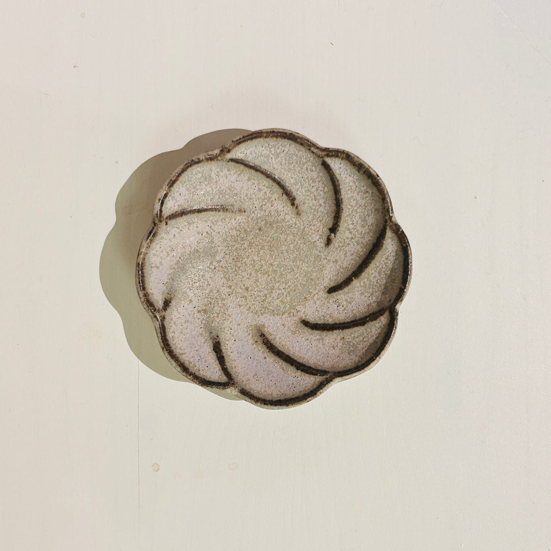 桃色の温かみのあるネジ花豆皿