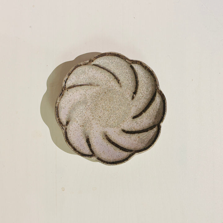 桃色の温かみのあるネジ花豆皿