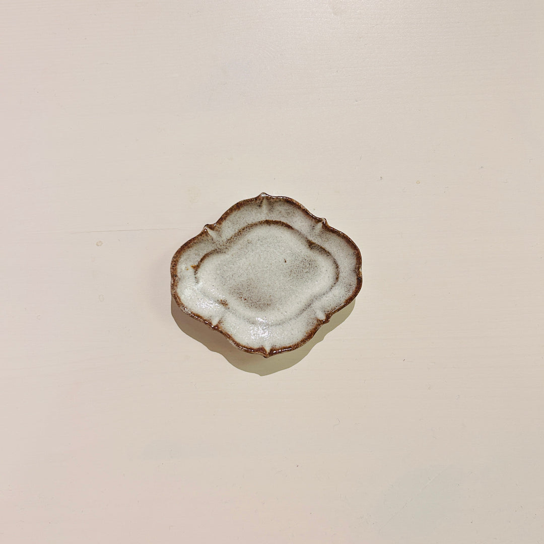 木瓜型の艶ありの白い豆皿