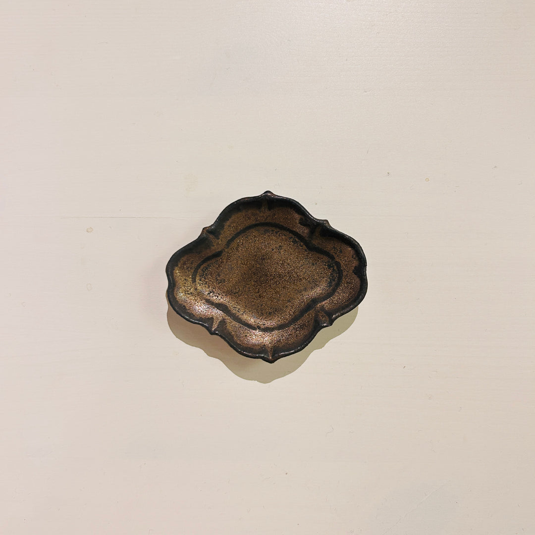 木瓜型の茶色い豆皿