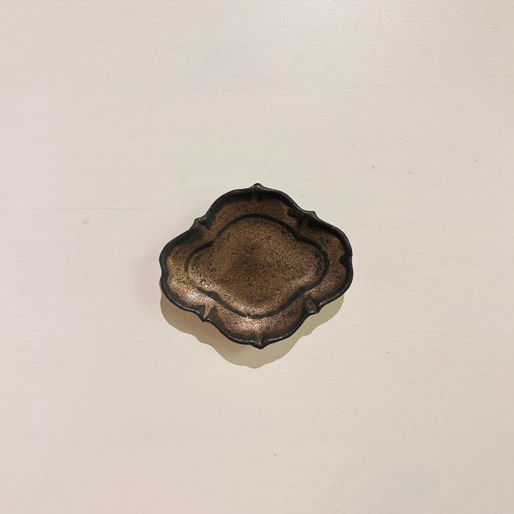 木瓜型の茶色い豆皿