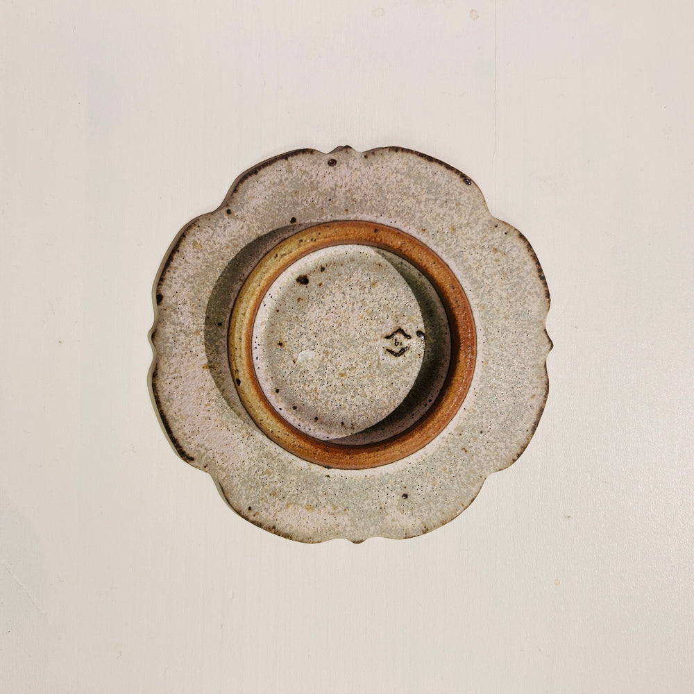 花型の高台がついた豆皿の裏側