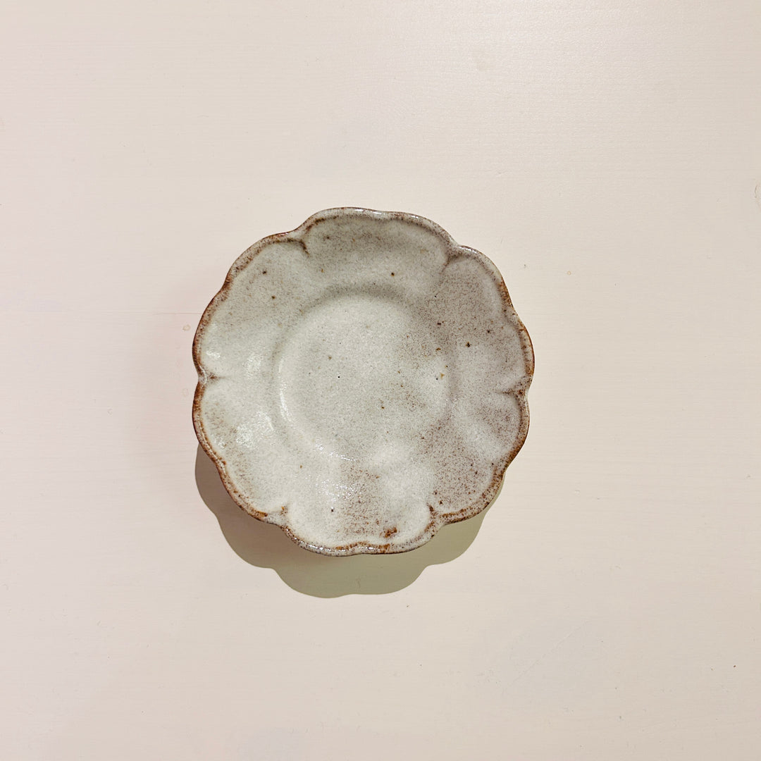 温かみのある艶感のある白い花型小鉢