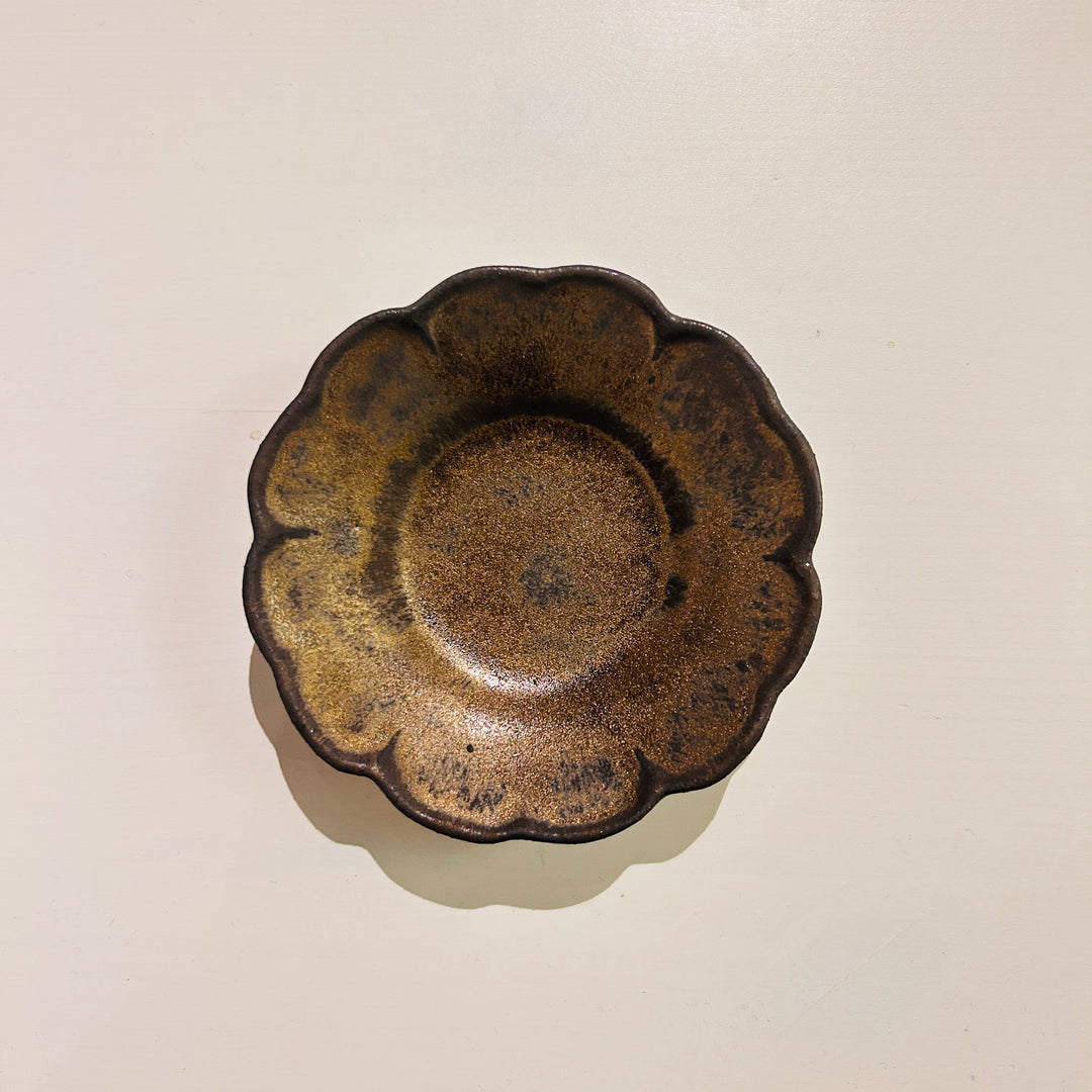 温かみのある茶色い花型小鉢