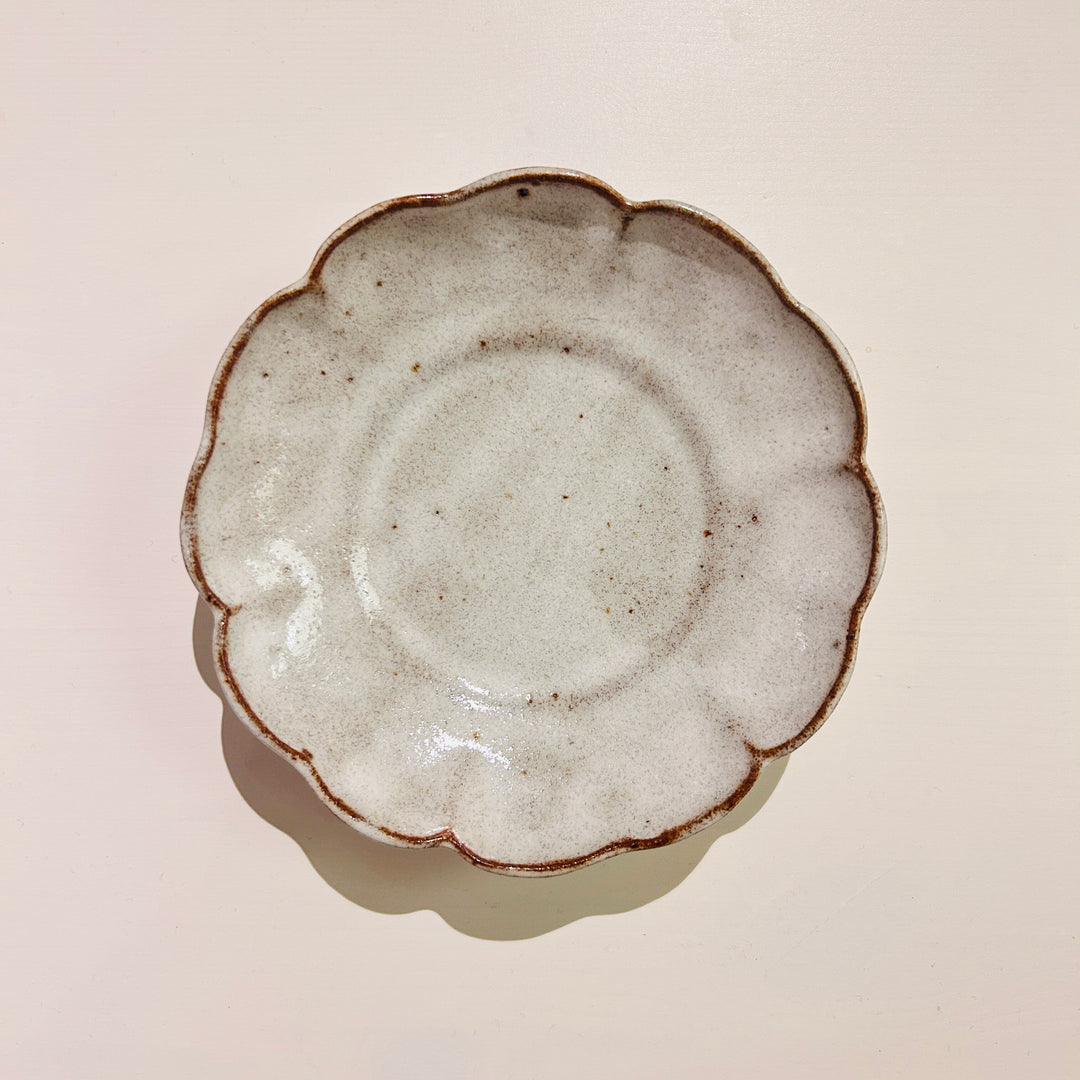 温かみのある艶感のある白い花型小鉢中