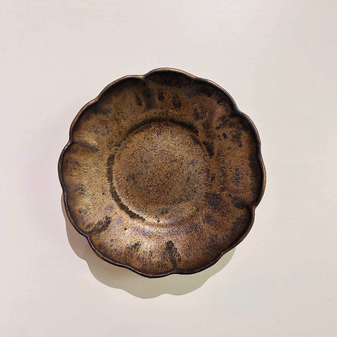 温かみのある艶感のある茶色い花型小鉢中