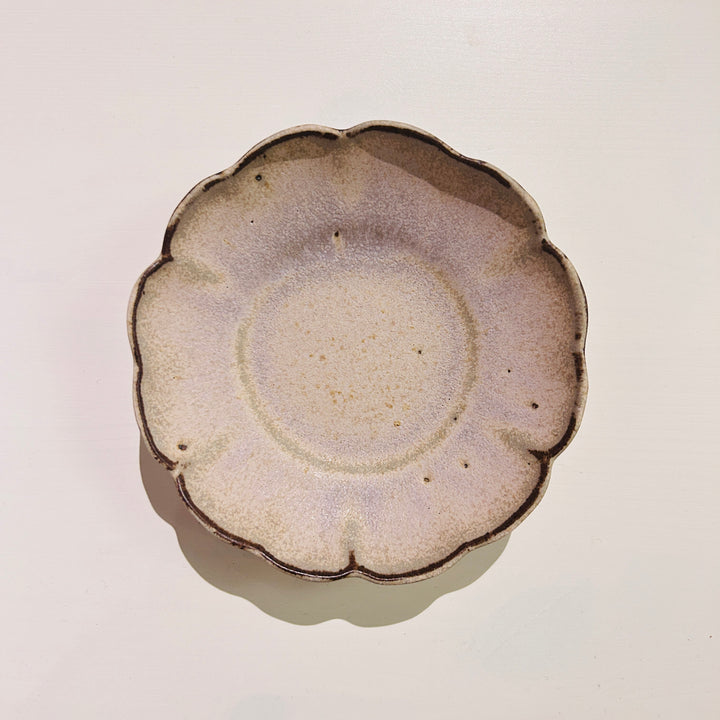 温かみのある艶感のあるピンクの花型小鉢中