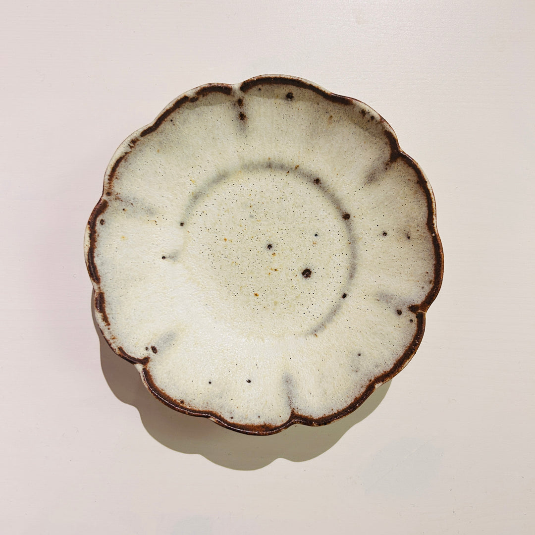 温かみのある白い花型小鉢中