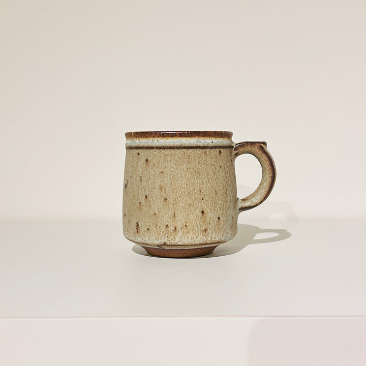 グレイに白い線が入った温かみのあるマグ