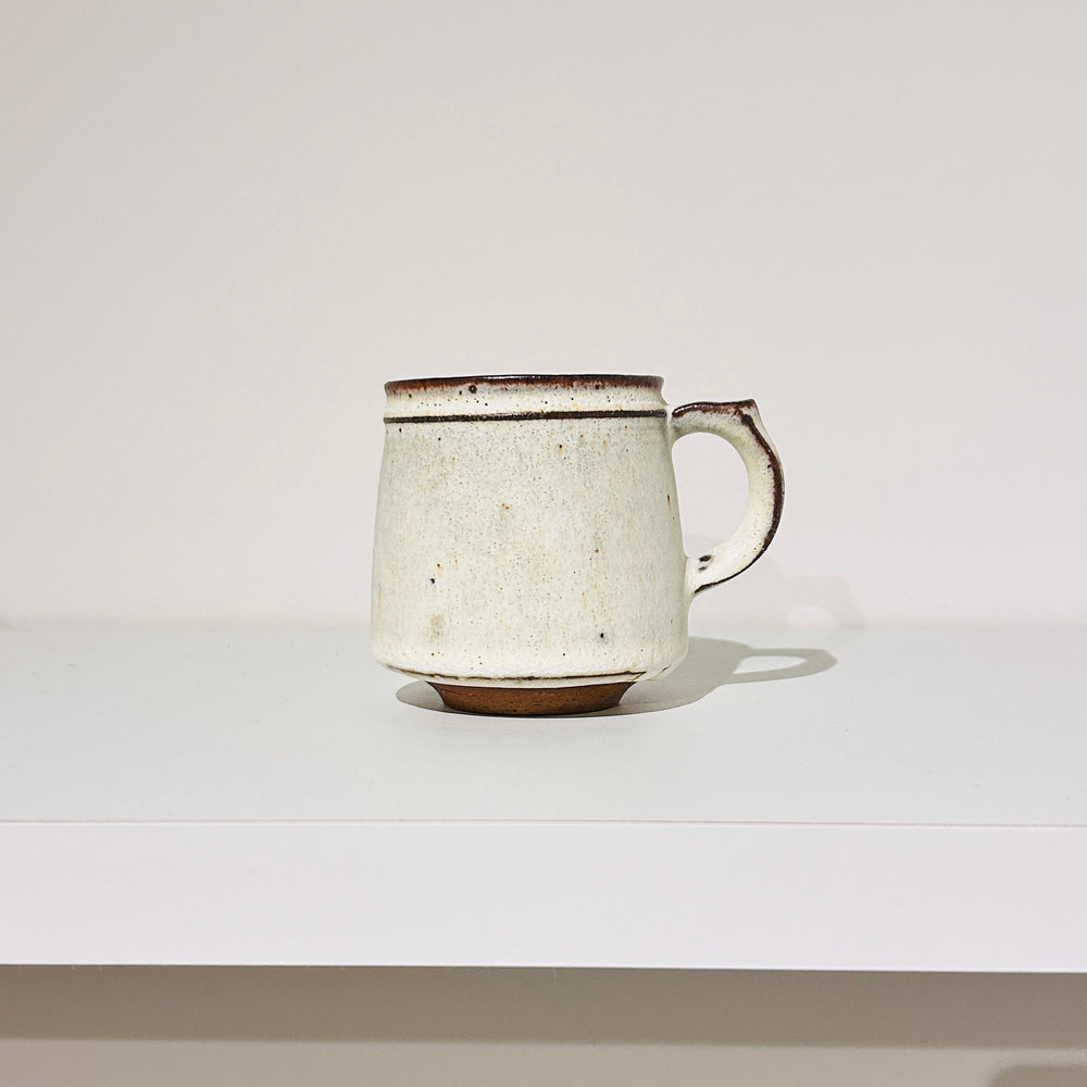 茶色の線が入った白い温かみのあるマグ