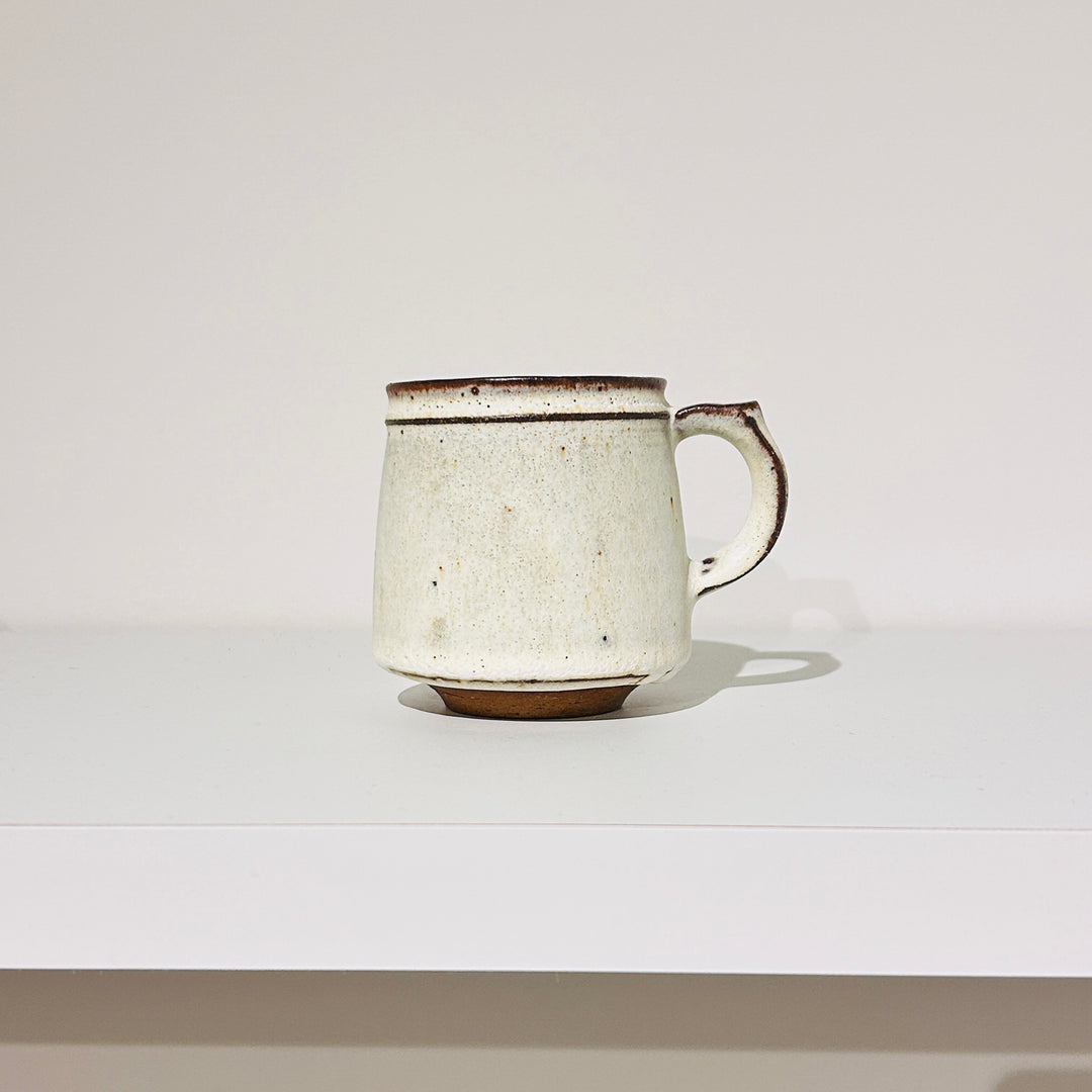 茶色の線が入った白い温かみのあるマグ