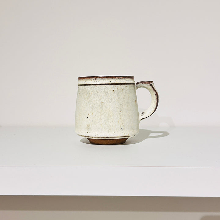 茶色の線が入った白い温かみのあるマグ