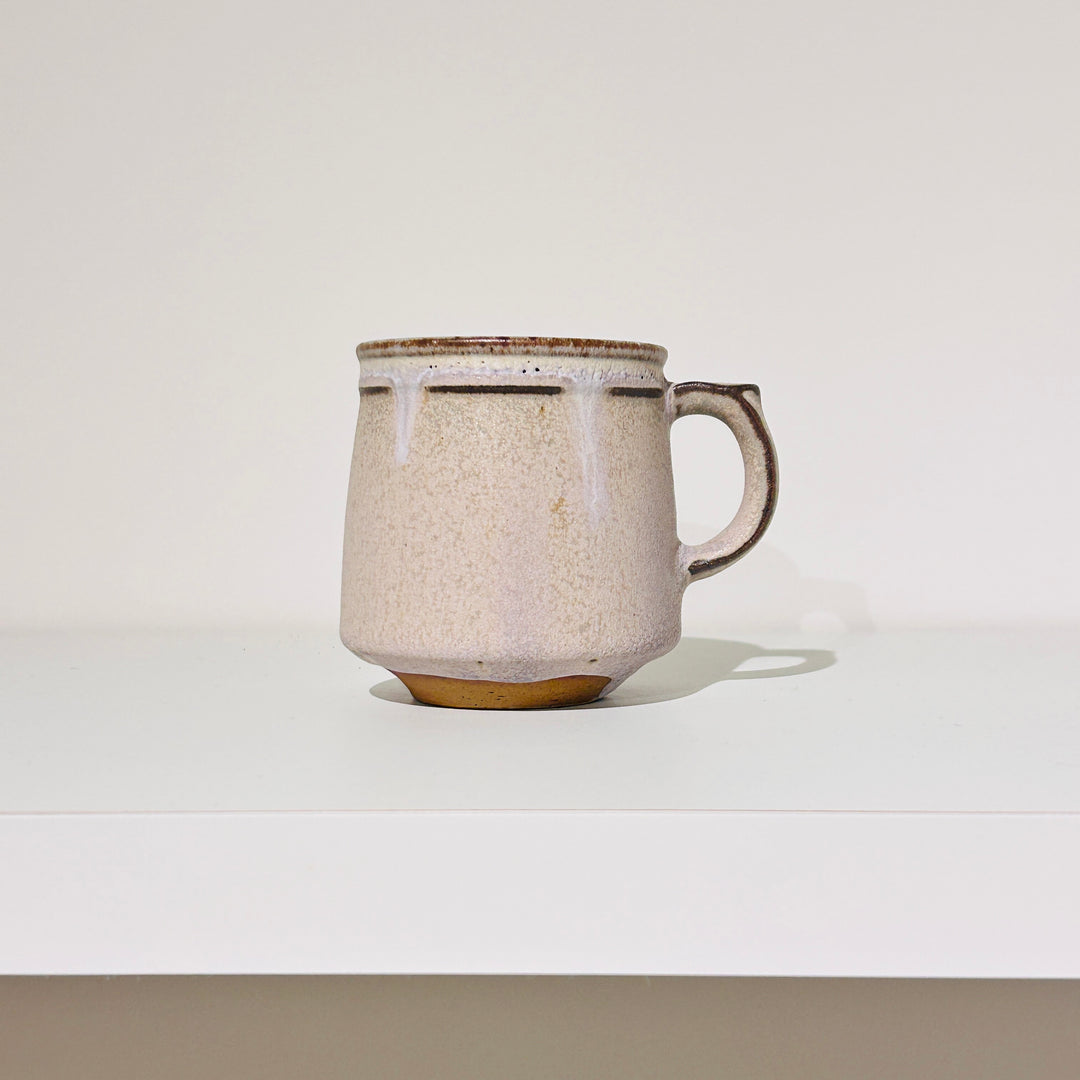 茶色の線が入ったピンクの温かみのあるマグ