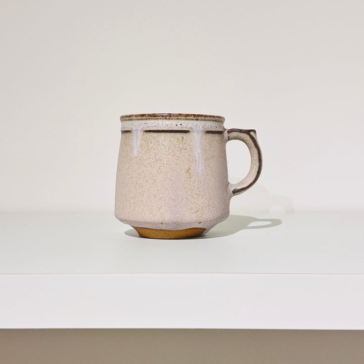 茶色の線が入ったピンクの温かみのあるマグ