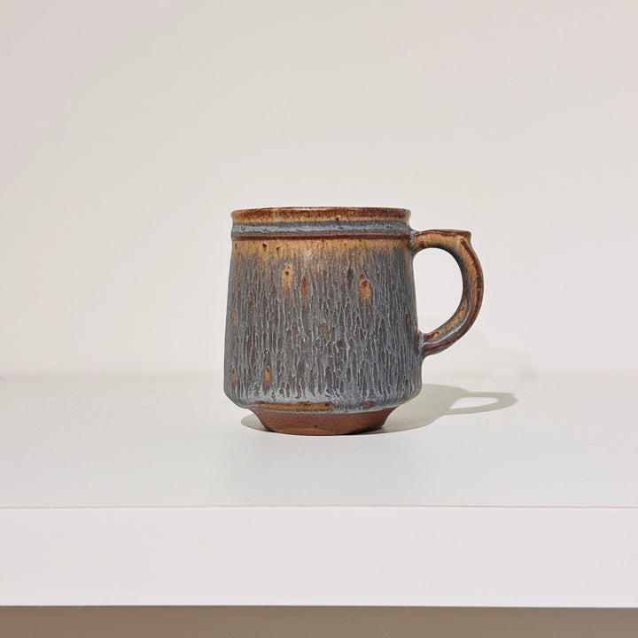 茶色の線が入った青い温かみのあるマグ