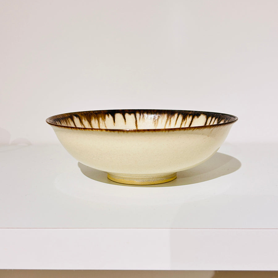 アイボリーがベースの茶の線模様の入った丸い中鉢